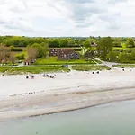 Urlaub Mit Ostseeblick, Schwimmbad, Sauna & Direkte Strandlage アパート Kronsgaard